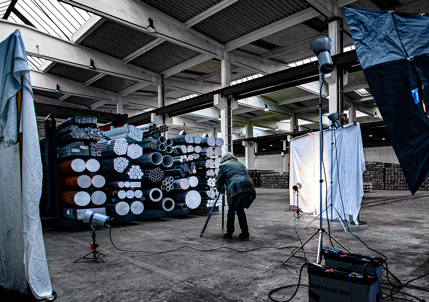 Fotoshooting mit Kamera auf Stativ und Licht-Setup in industrieller Umgebung