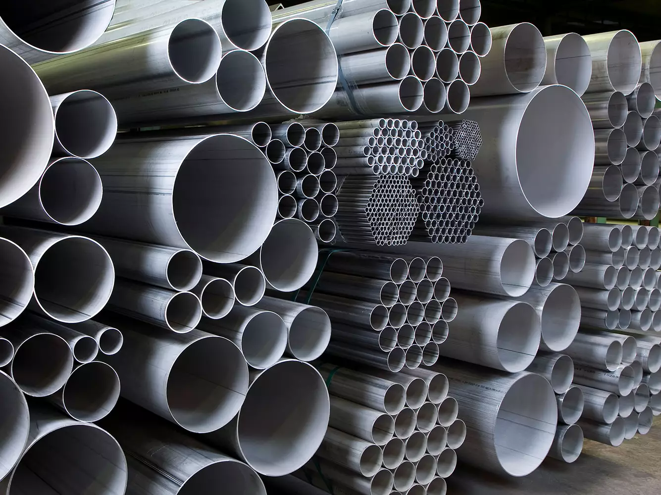 Produktaufnahme gestapelter Stahlrohre in verschiedenen Durchmessern