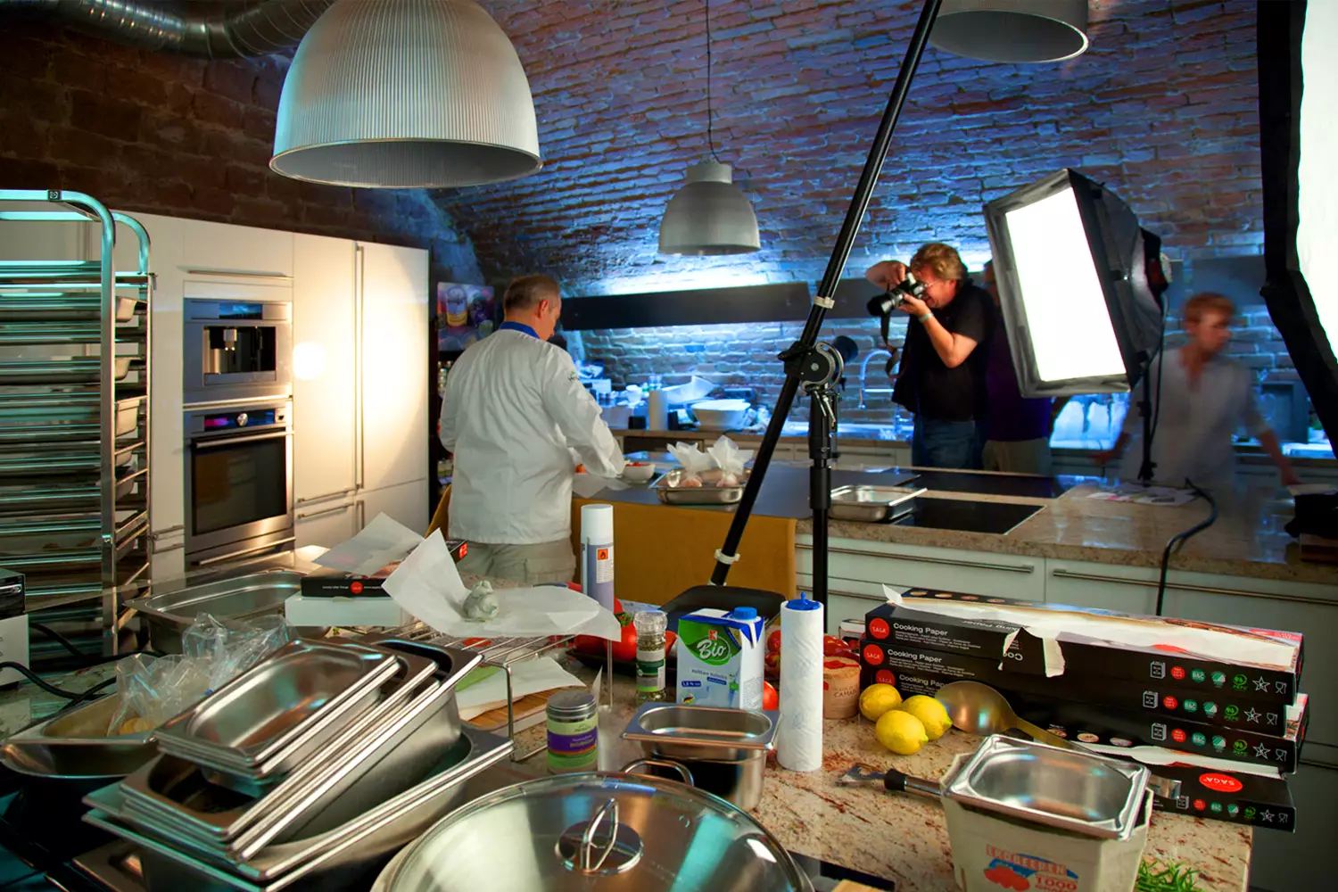 Fotoproduktion in Profi-Küche: Koch am Herd, Fotograf mit Softbox - Speyer, DE (Saga/Metsä)