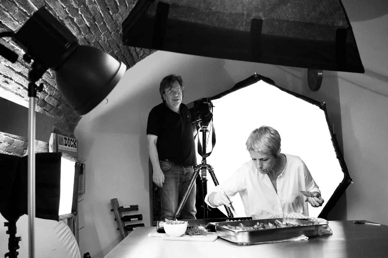 Letzter Licht- und Kameracheck vor der Aufnahme in der Küche - Speyer, DE