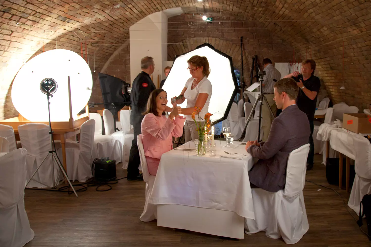Arbeitsfläche mit Zutaten und Kochgeschirr; Licht-Setup mit Softbox in Backstein-Küche - Speyer, DE
