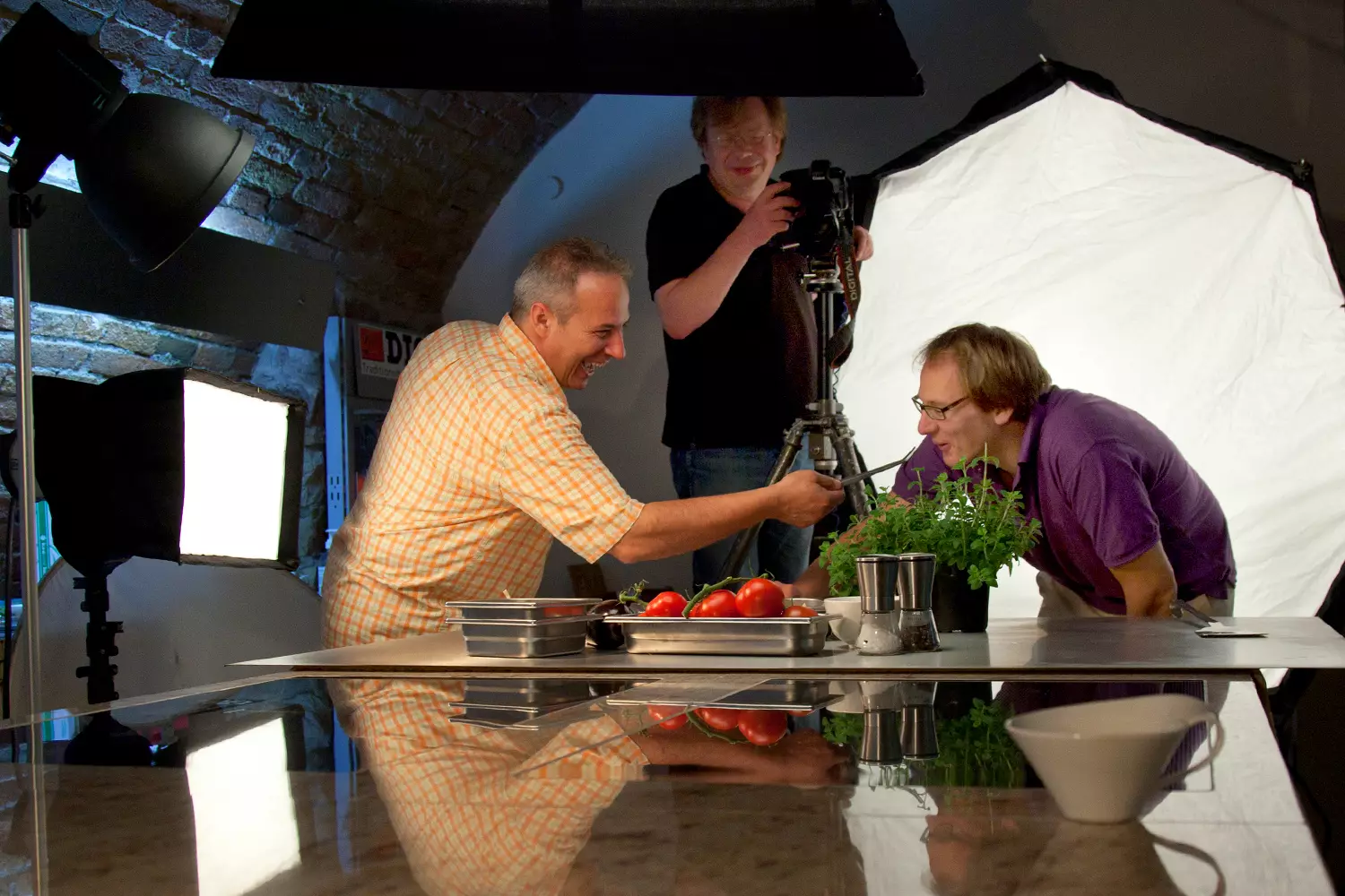 Kamerasetup auf Stativ im Kochstudio; Blick aufs Set der Food-Produktion - Speyer, DE