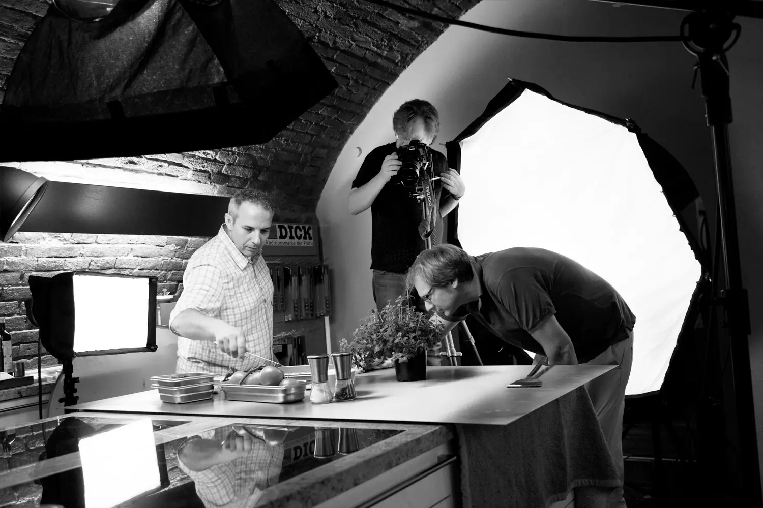 Foodstyling an der Arbeitsfläche; Koch bereitet Gericht vor - Speyer, DE (Saga/Metsä)