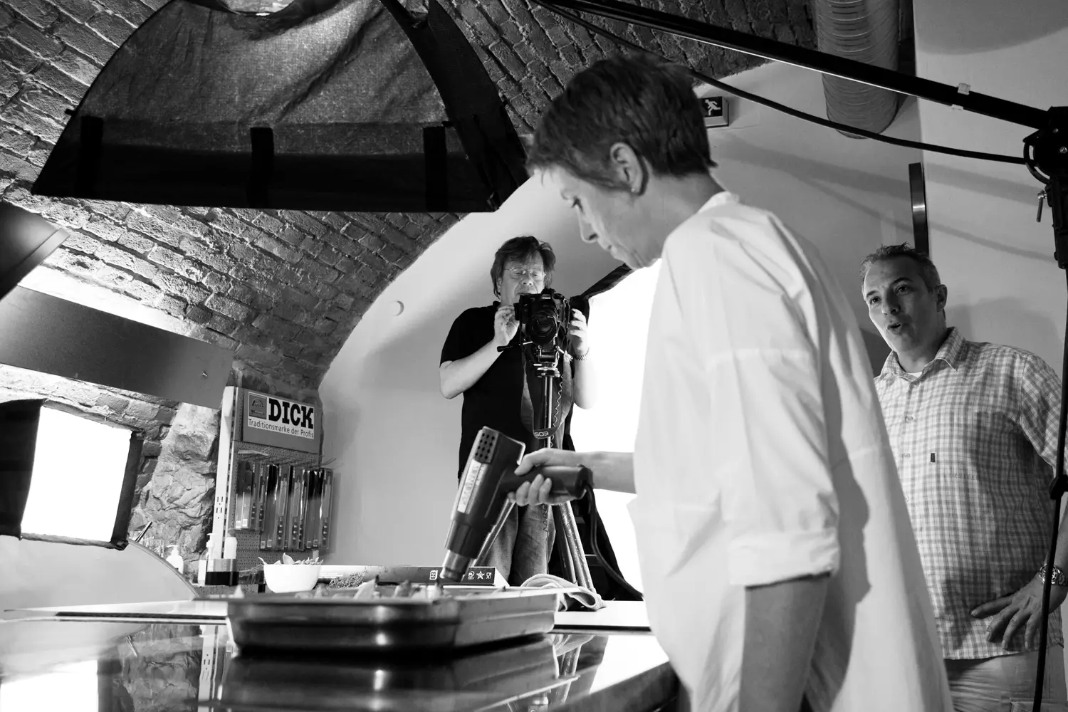 Lichtaufbau mit Softbox und Reflektor in moderner Küche - Speyer, DE