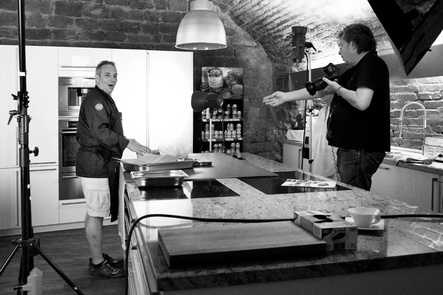 Anrichten eines Gerichts in Profi-Küche; Koch in Aktion - Speyer, DE