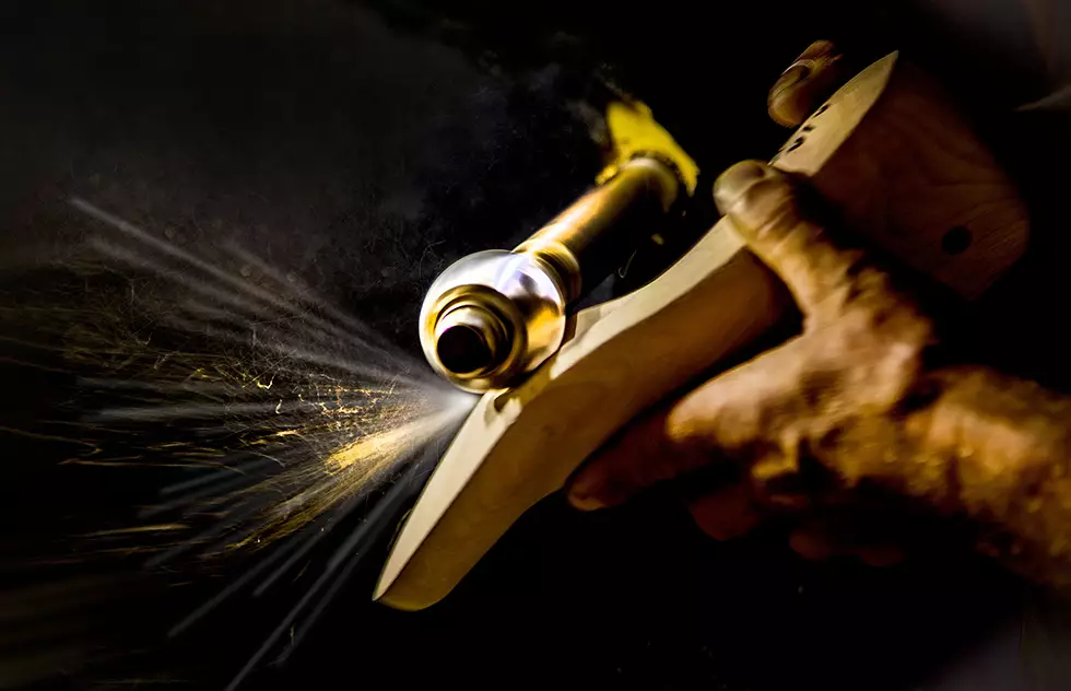 Funkenflug bei Leistenbearbeitung - Werkstatt-Szene - Vorschau Gewerbegalerie.