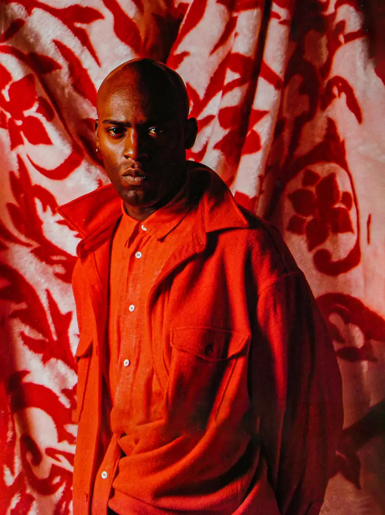 Porträt eines Mannes in rotem Hemd vor floralem Gewebe - Vorschau Modegalerie.