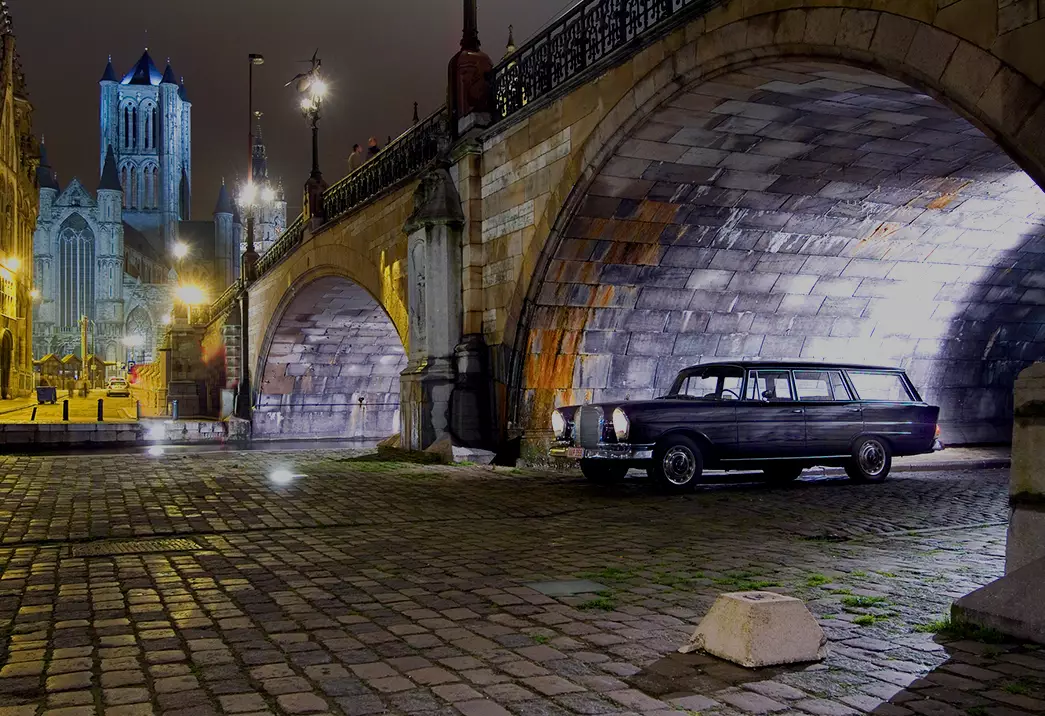 Mercedes-Oldtimer unter Steinbrücke bei Nacht, historische Stadtansicht - Vorschau Reportagegalerie.