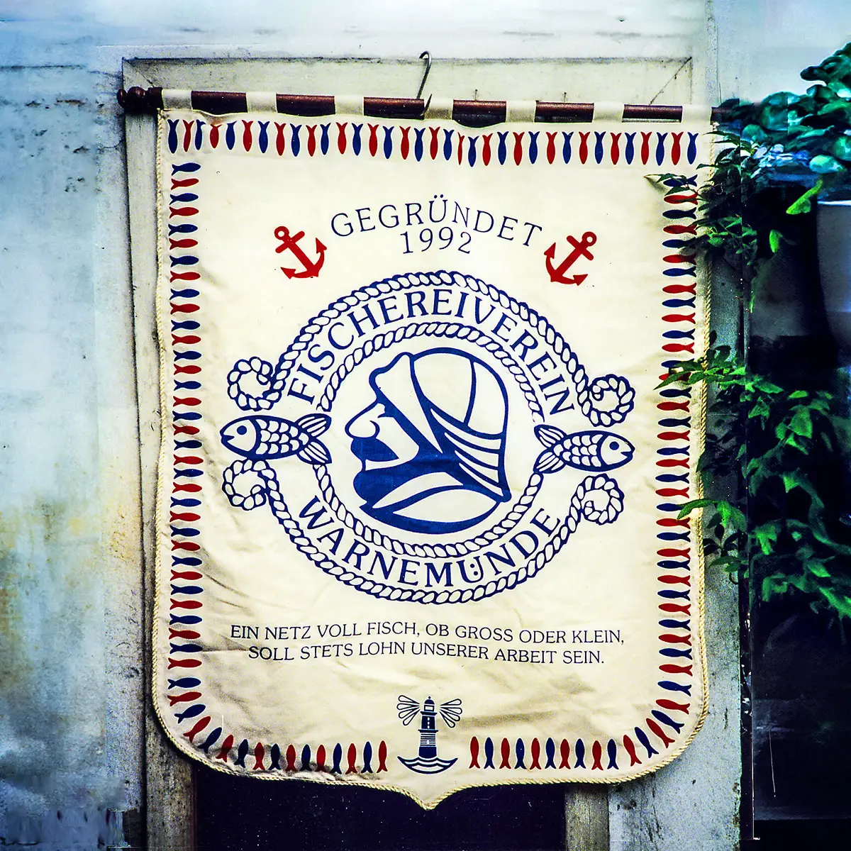 Fischereiverein Warnemünde – Traditionsfahne mit maritimen Motiven.