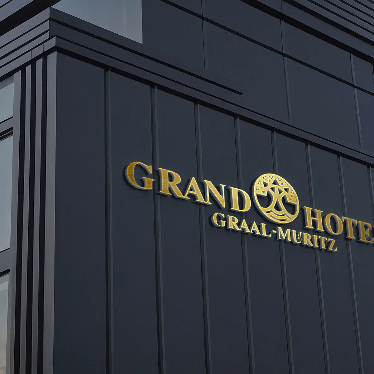 Grand Hotel Graal-Müritz – Fassadenbeschriftung/Messing-Schild.