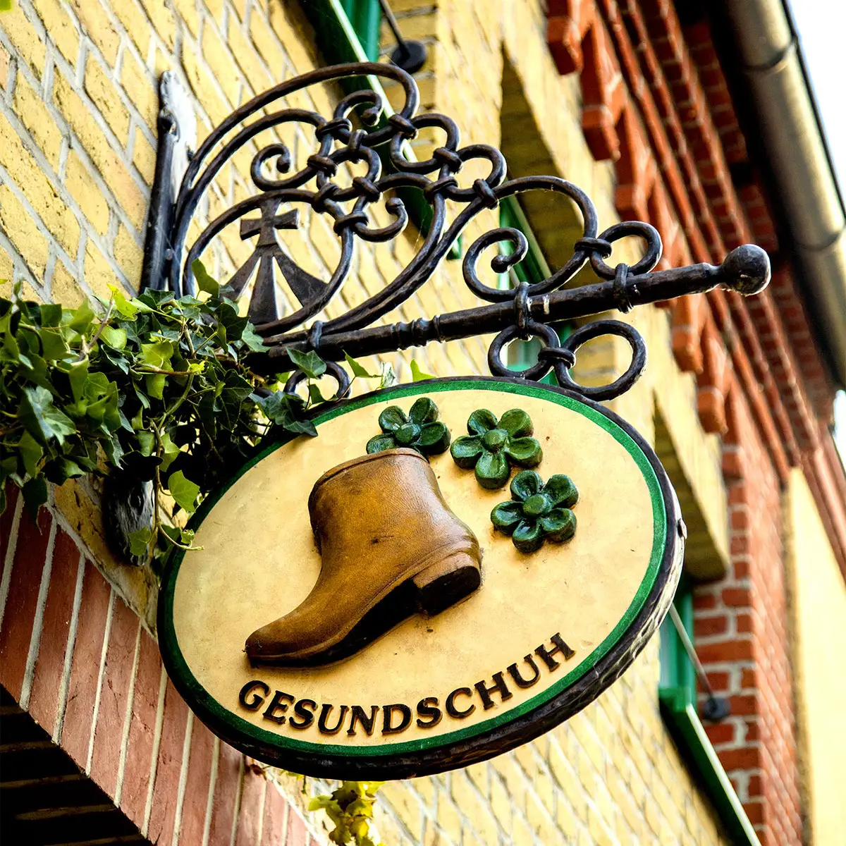Gesundschuh – ausgeführtes Ausleger-Schild, Altstadt Stralsund.