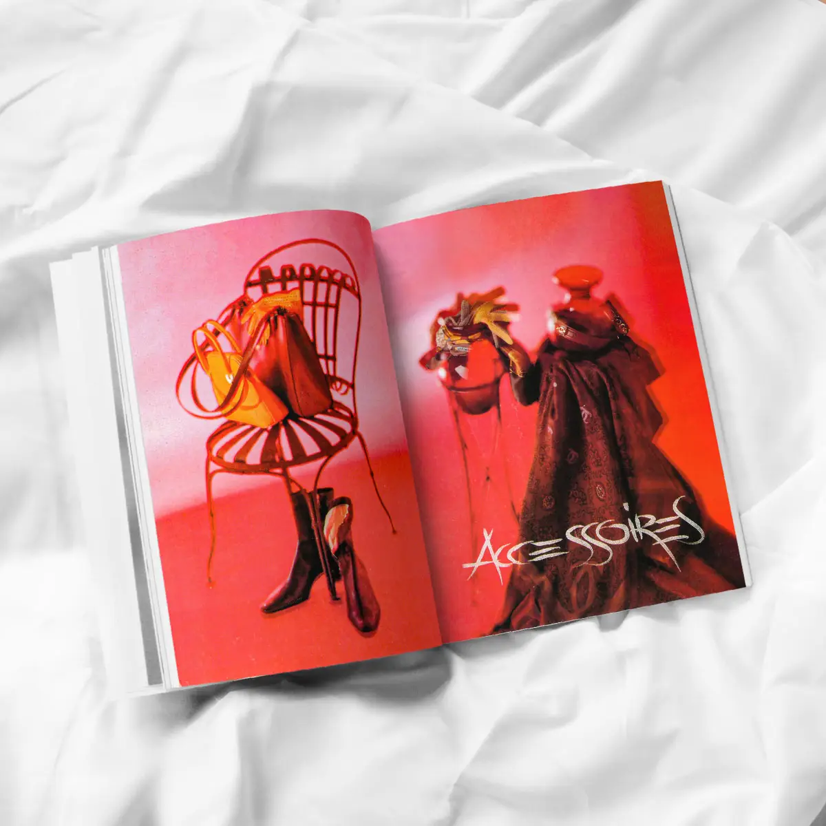 Modemagazin – Doppelseite »Accessoires« mit Taschen/Boots/Headpiece.