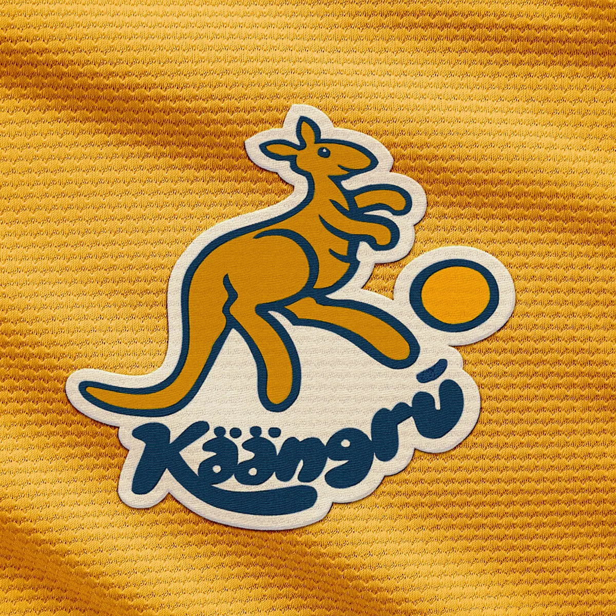 Käängru – Logo als aufgebügelter Stick auf Trikotstoff.