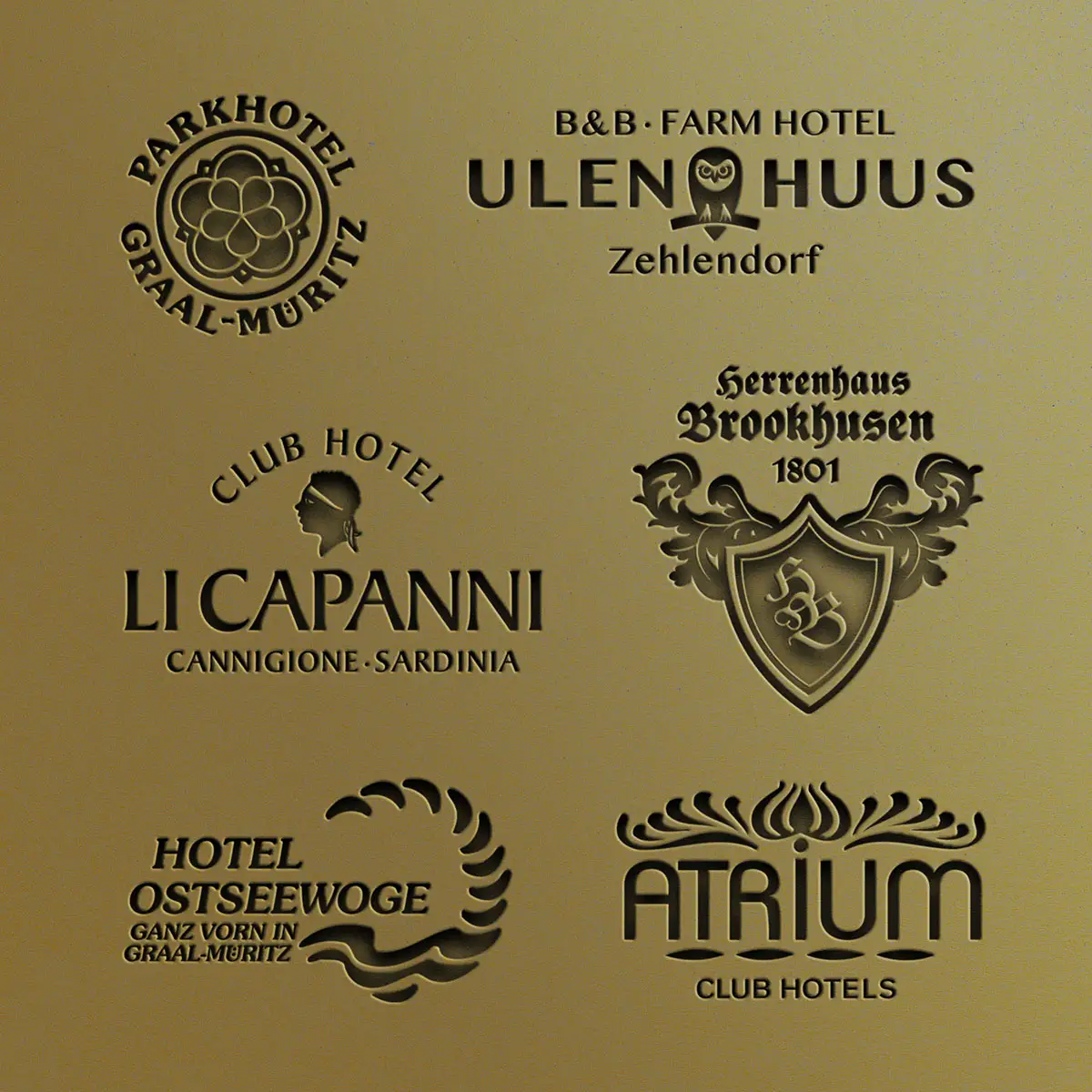 Messingschild-Optik – Auswahl diverser Hotellogos.