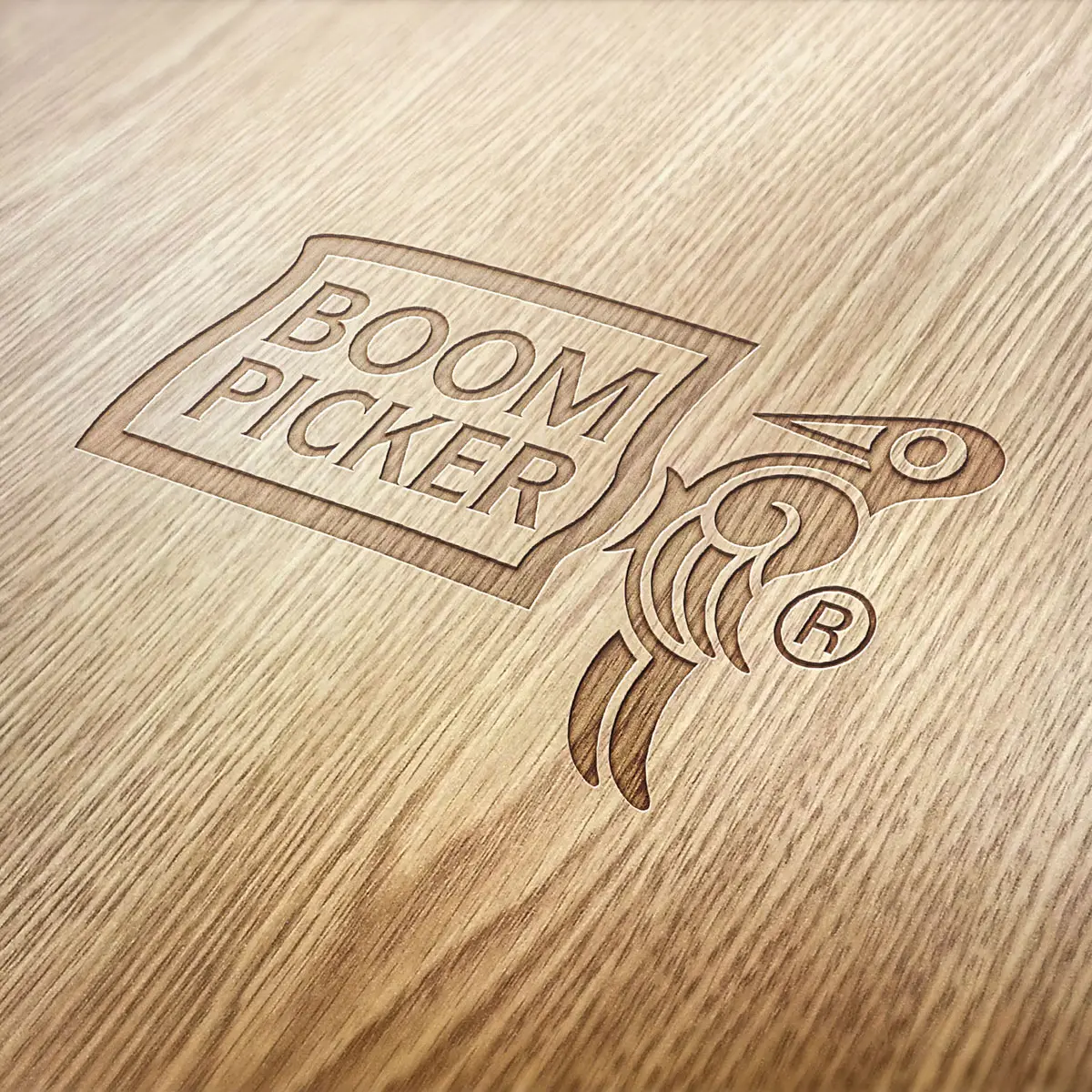 Boom Picker – gelasertes Holzlogo/Gravur mit Specht-Signet.