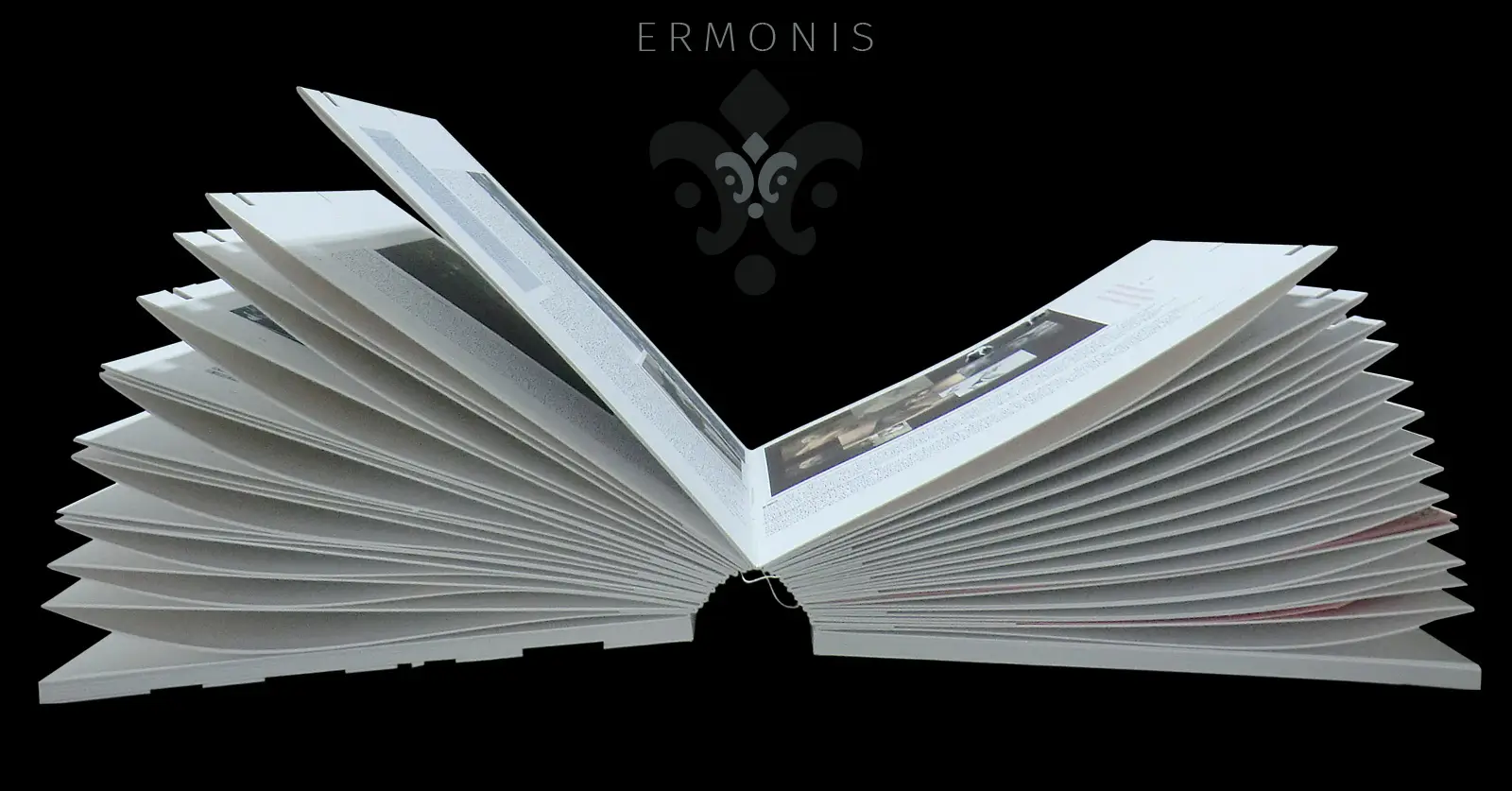 ERMONIS – aufgeschlagenes Kunstbuch mit fächerförmig ausgebreiteten Seiten.
