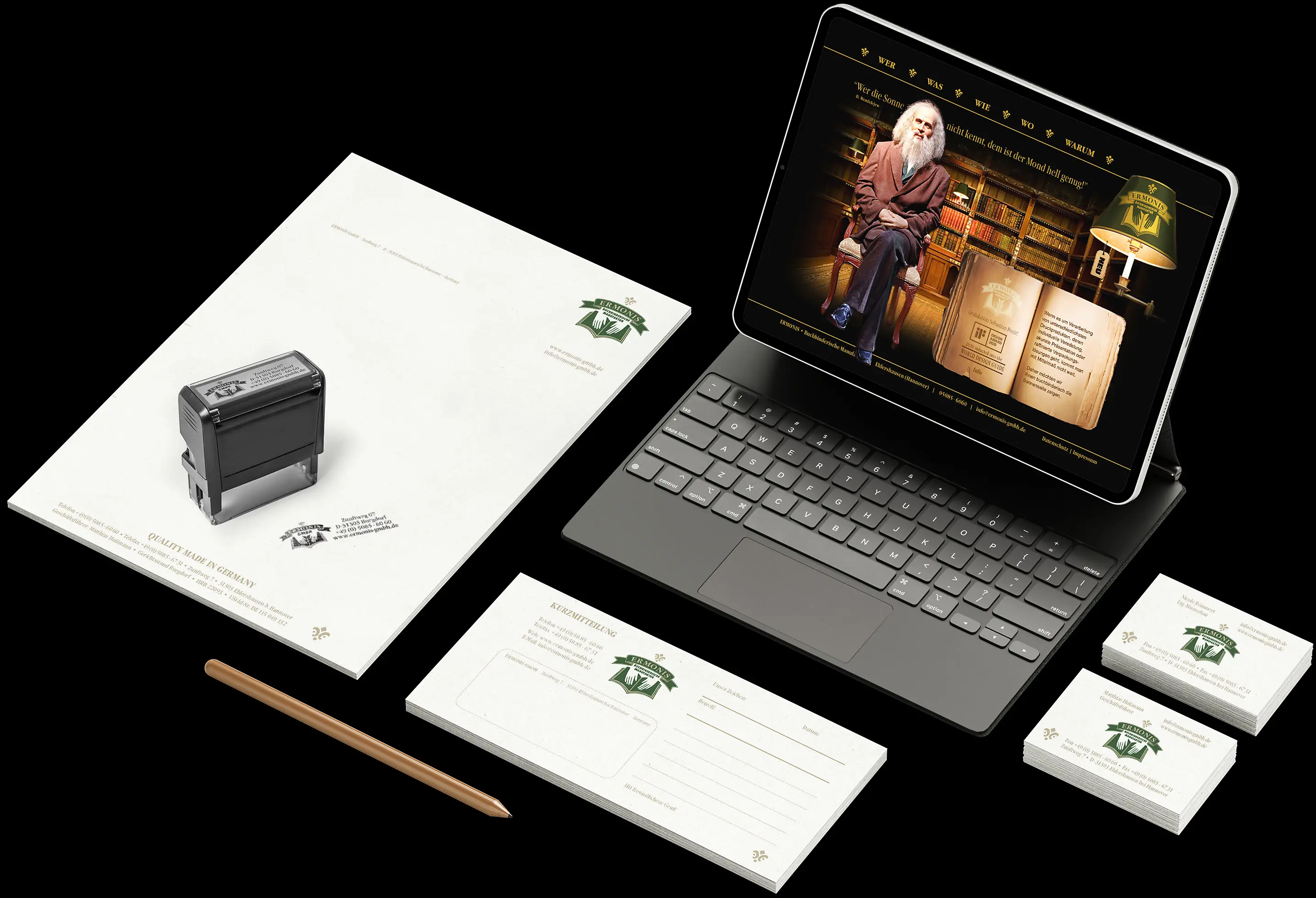 ERMONIS Corporate Design: Briefpapier, Stempel, Karten und Laptop.