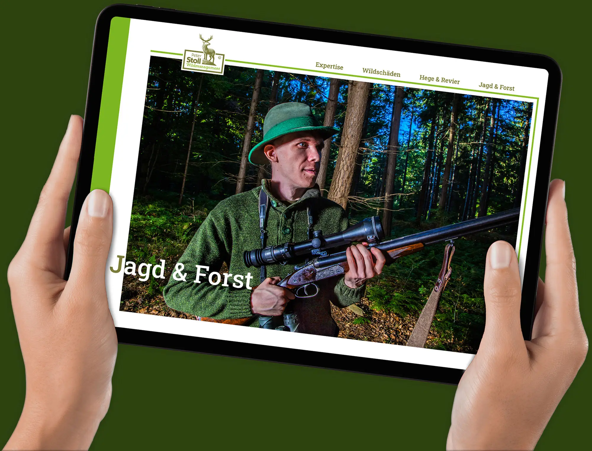 Tablet-Ansicht der Website Wildmanagement Stoll (Hero/Intro), von Händen gehalten